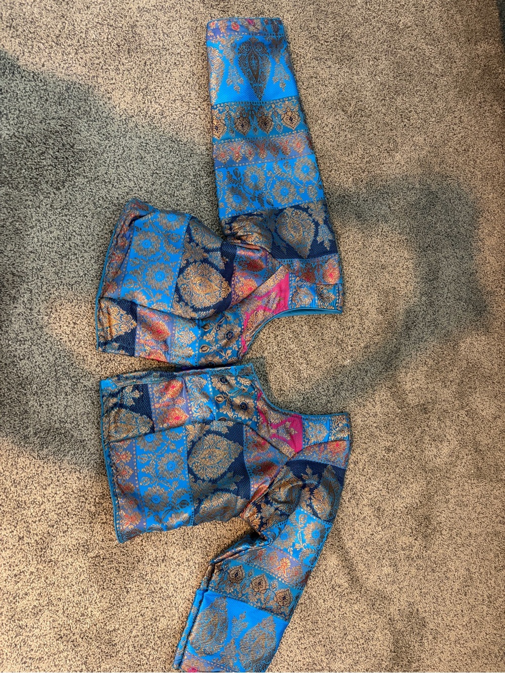 Saree blouse with floral patterns